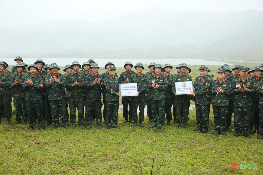 Trung tướng Nguyễn Doãn Anh chỉ đạo diễn tập bắn đạn thật tại Trường Sĩ quan Lục quân 1